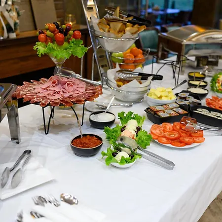 אורחן Monogramlux *