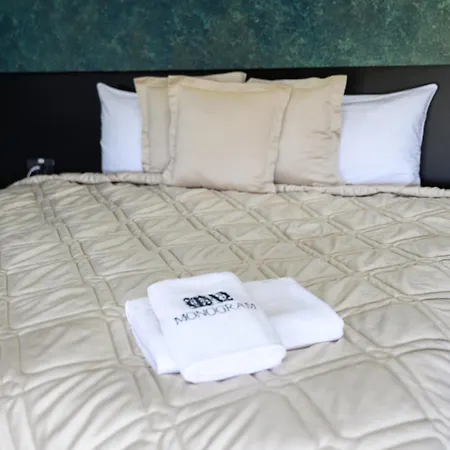 אורחן Monogramlux